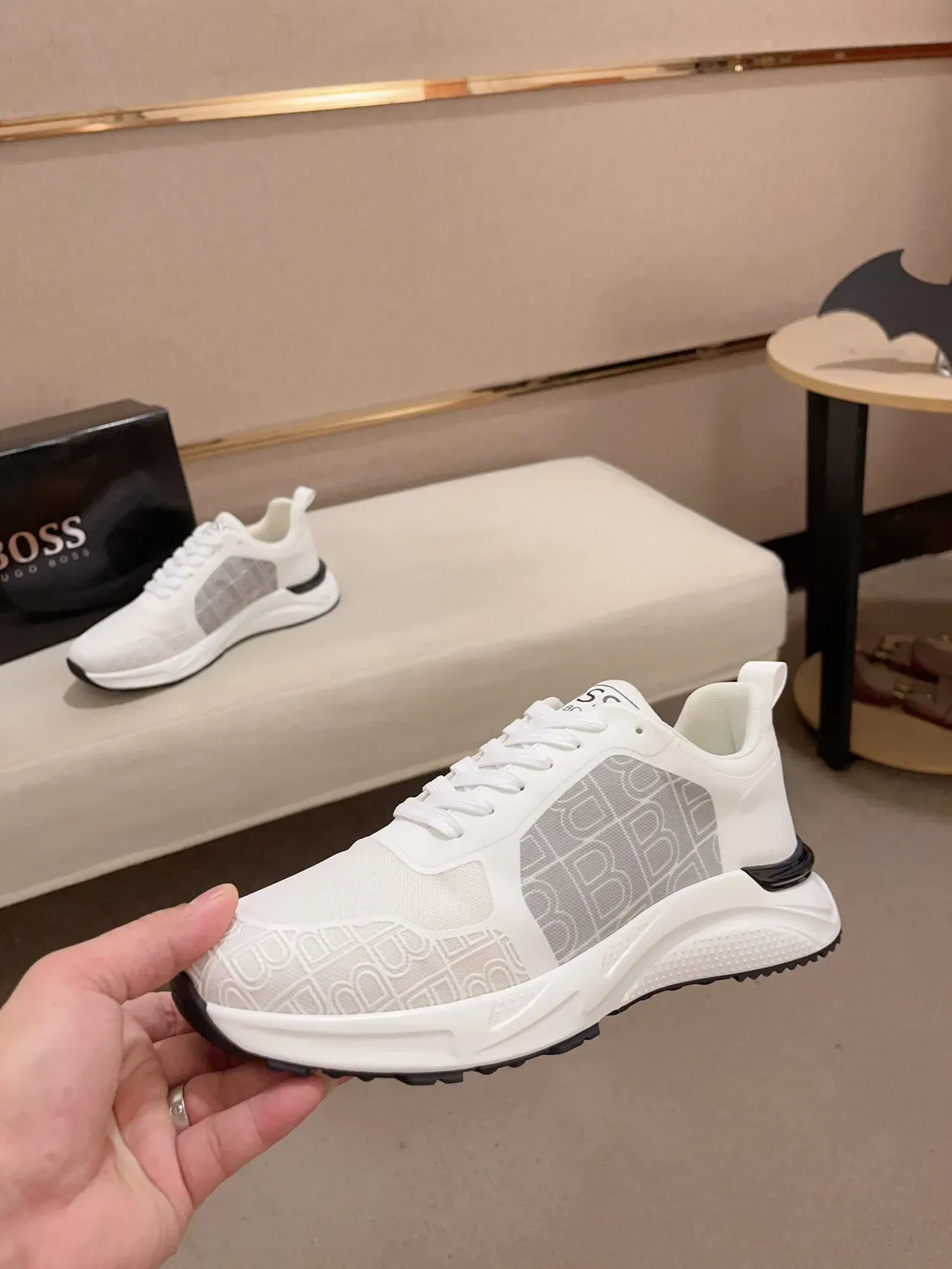 Tênis Lifestyle Branco e Cinza Monogramado com Sola Intermediária Esculpida 3