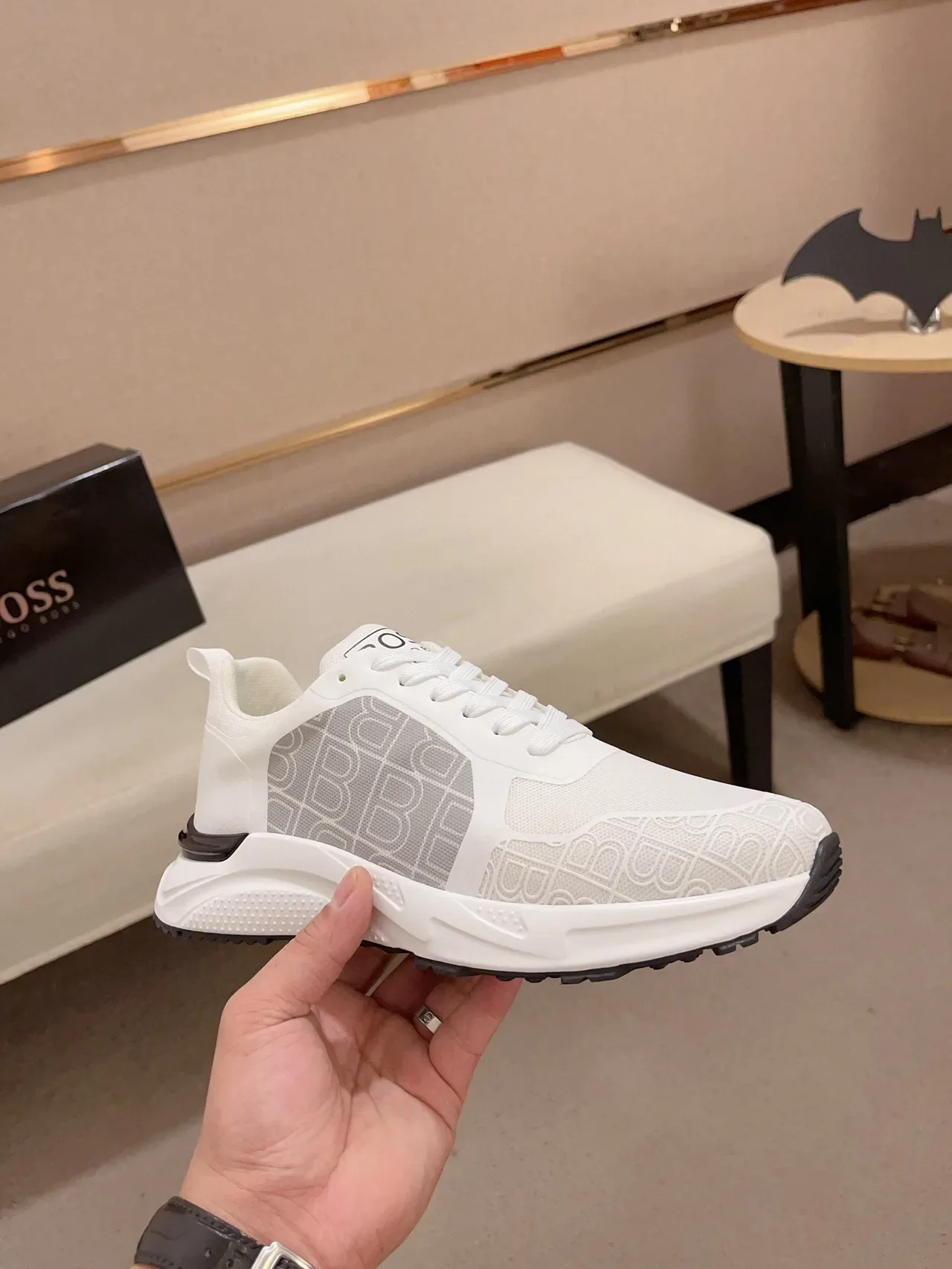 Tênis Lifestyle Branco e Cinza Monogramado com Sola Intermediária Esculpida 4