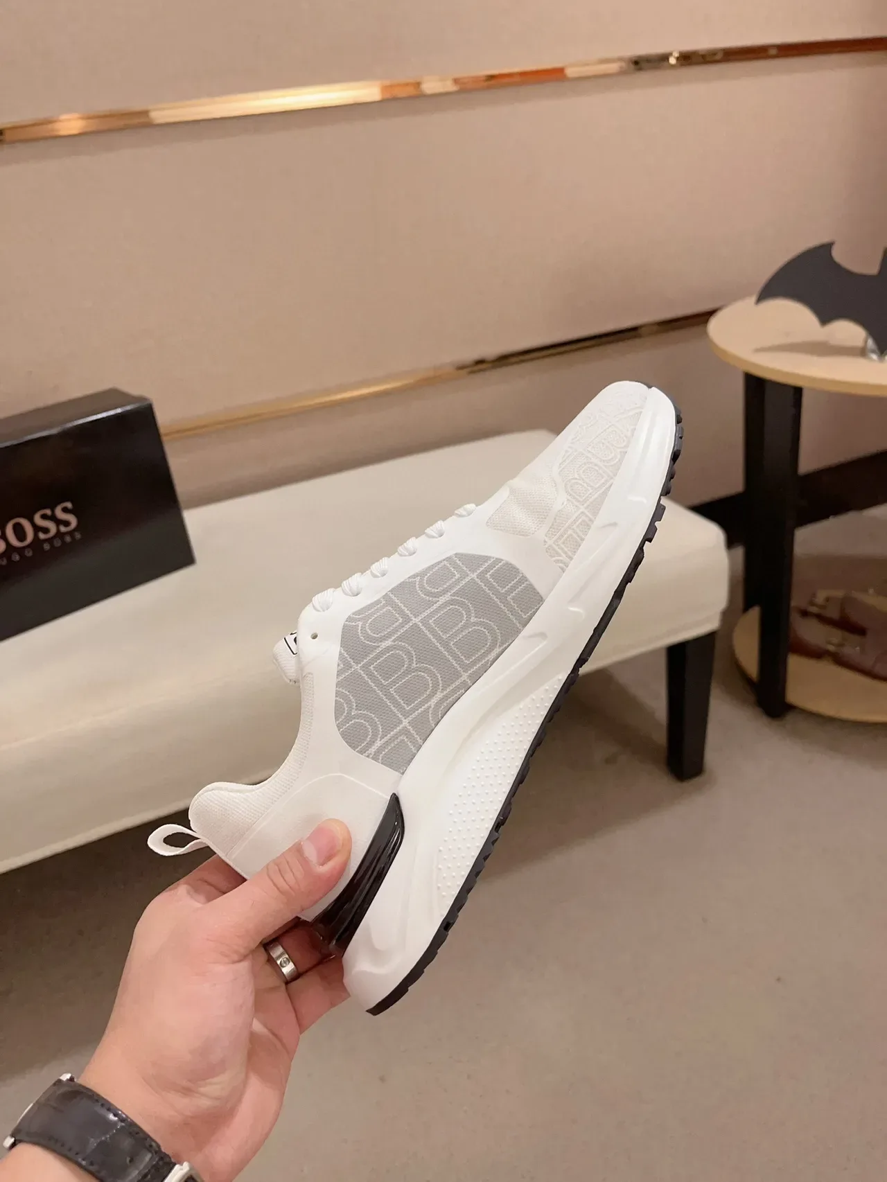Tênis Lifestyle Branco e Cinza Monogramado com Sola Intermediária Esculpida 5