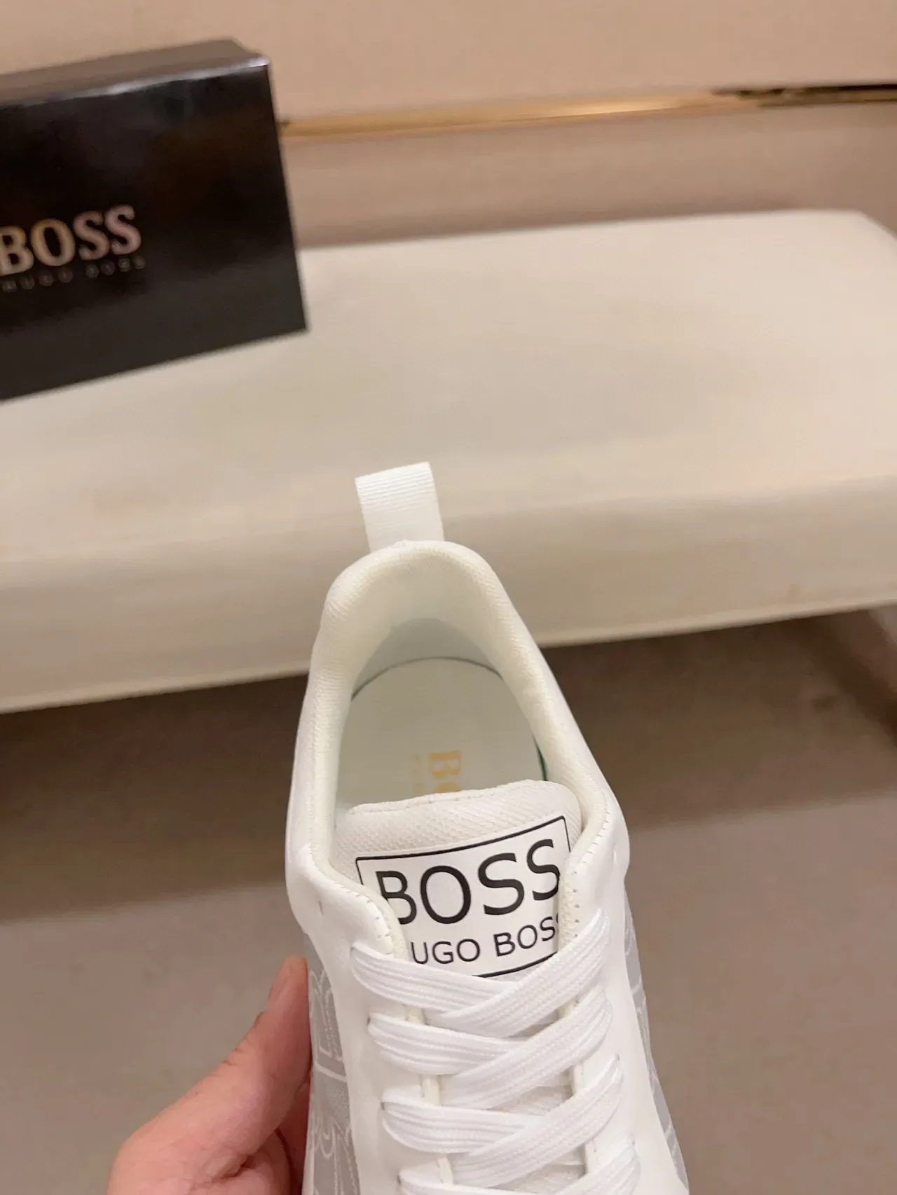 Tênis Lifestyle Branco e Cinza Monogramado com Sola Intermediária Esculpida 6