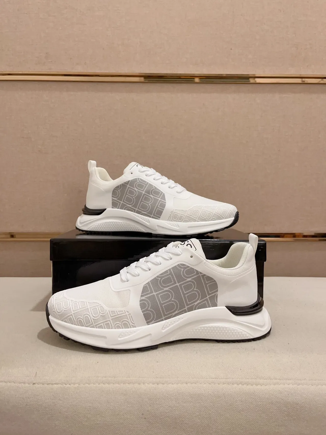Tênis Lifestyle Branco e Cinza Monogramado com Sola Intermediária Esculpida 7