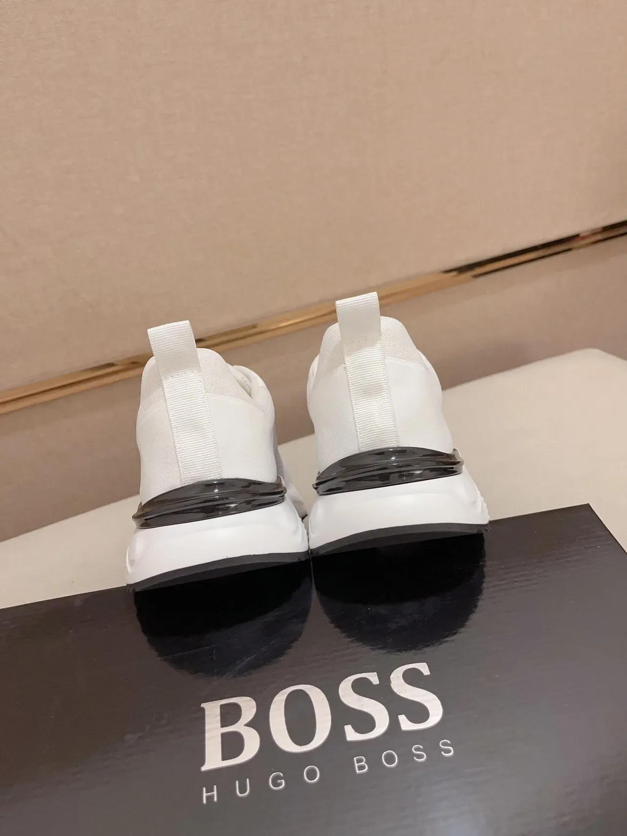 Tênis Lifestyle Branco e Cinza Monogramado com Sola Intermediária Esculpida 8