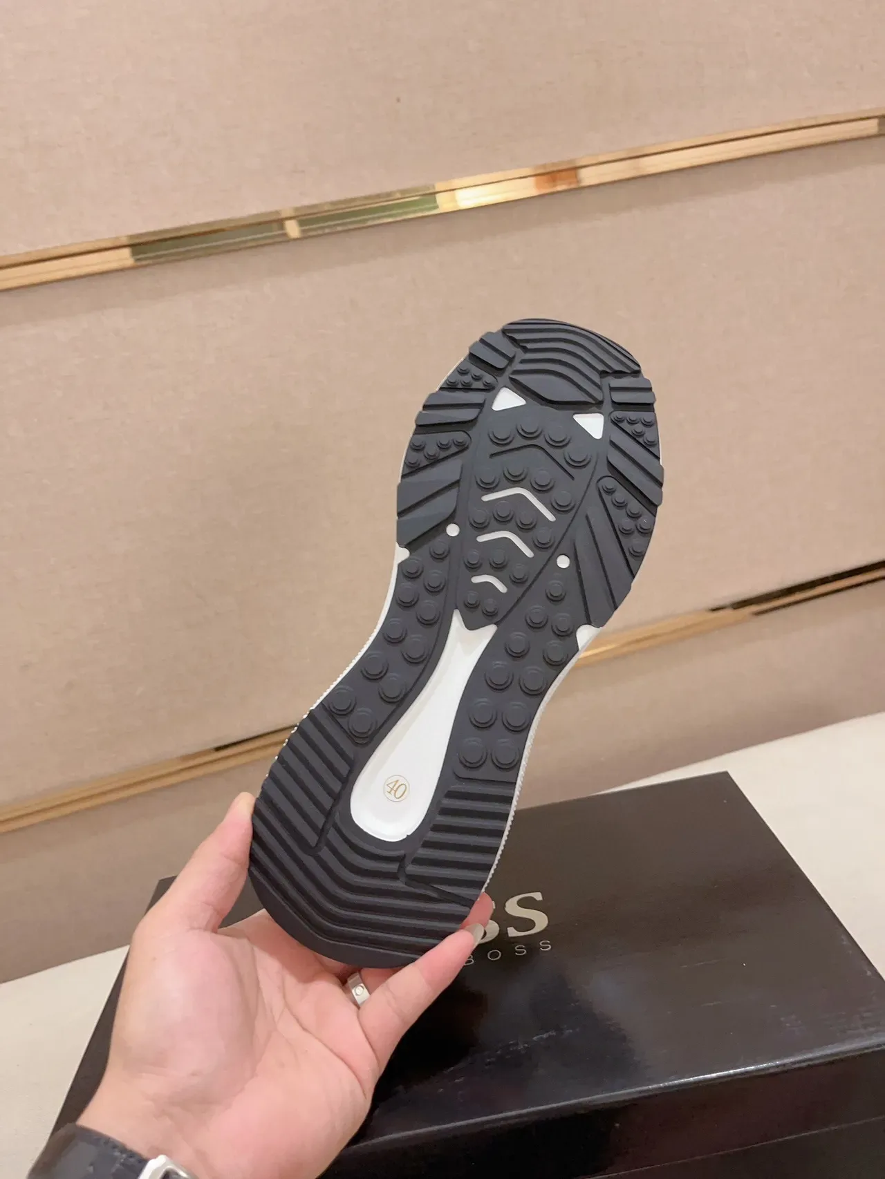 Tênis Lifestyle Branco e Cinza Monogramado com Sola Intermediária Esculpida 9