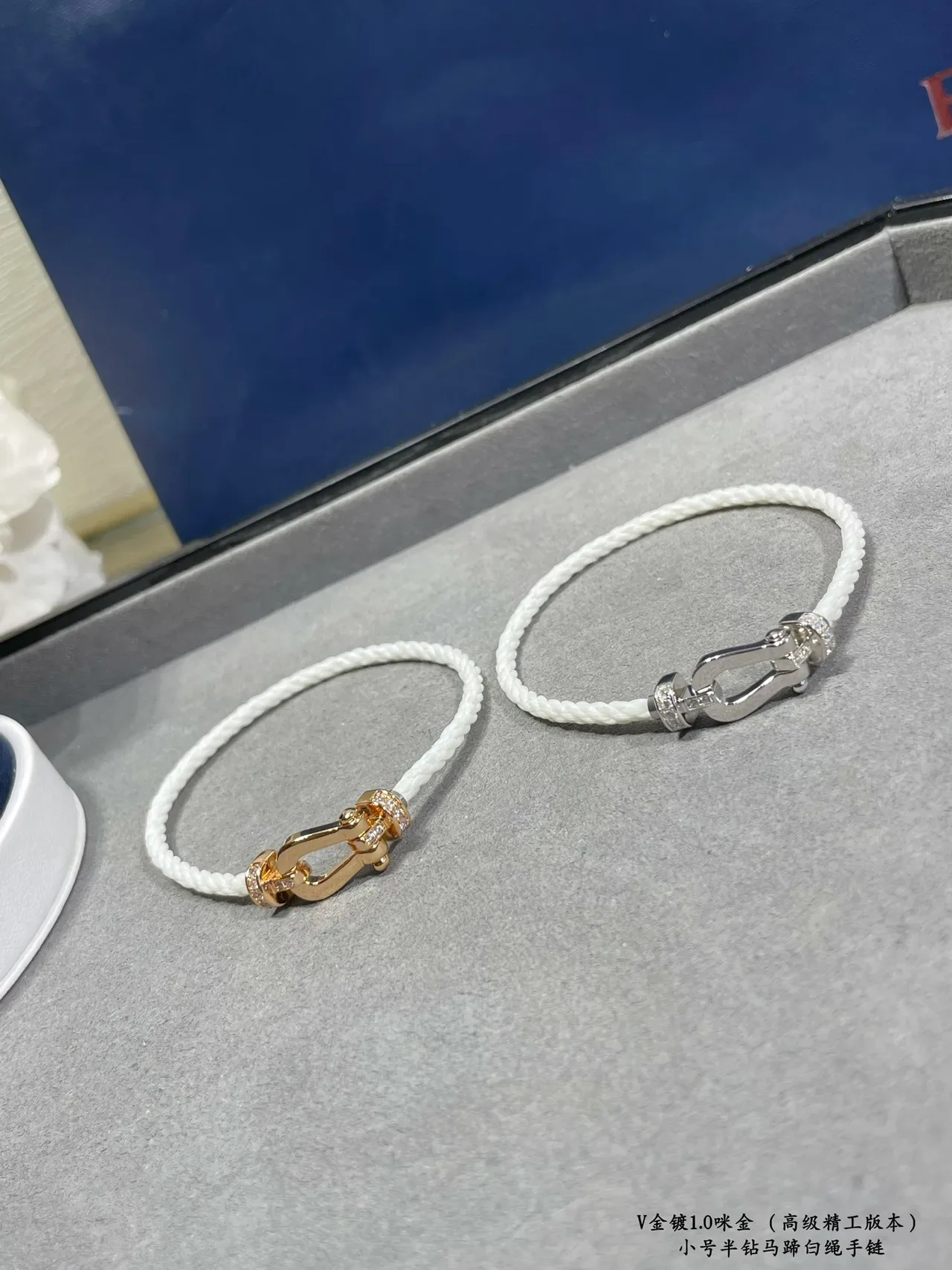 Bracelete de cordão de ouro branco com fecho em forma de ferradura 2