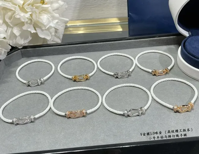 Bracelete de cordão de ouro branco com fecho em forma de ferradura 4