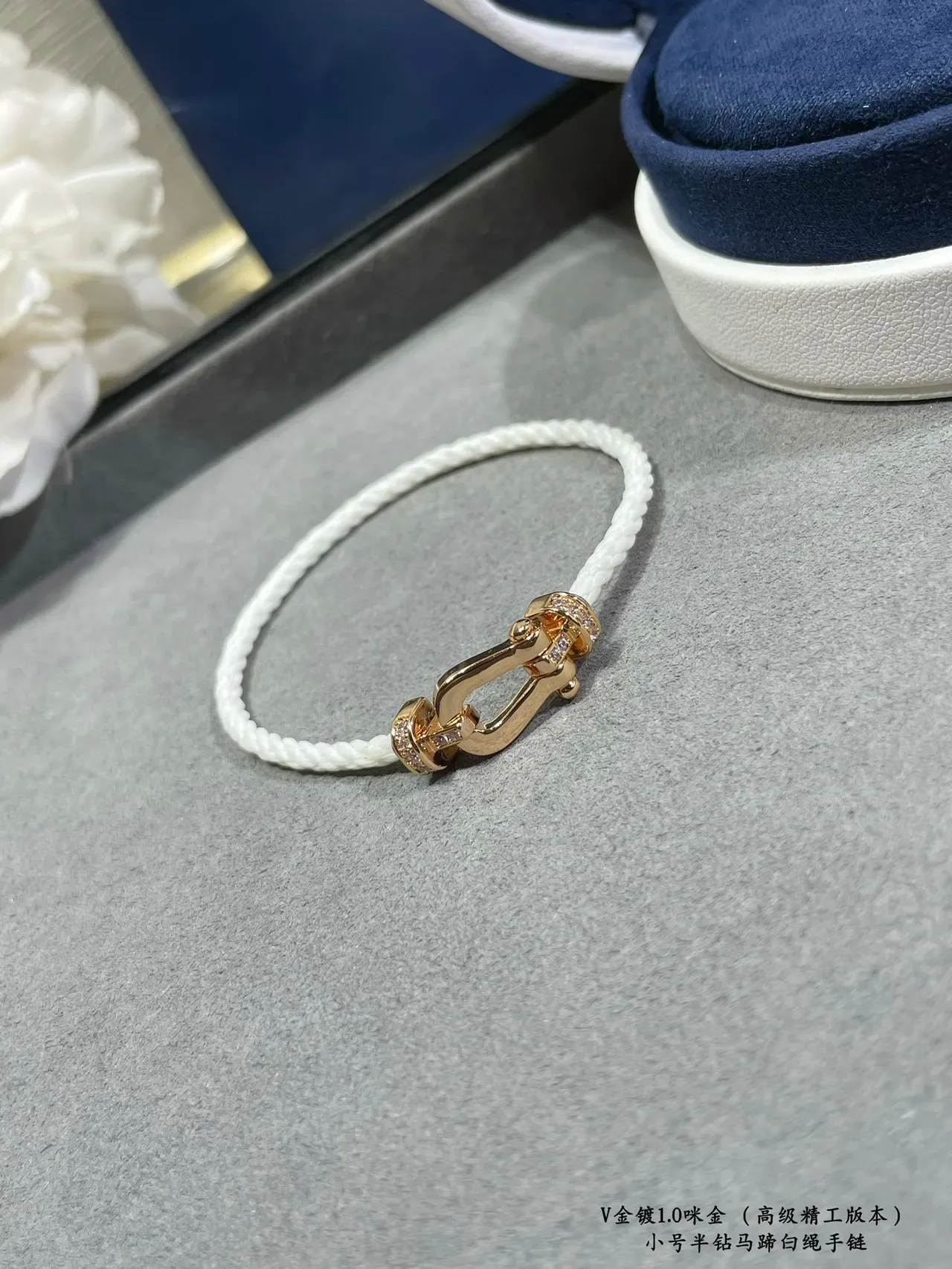 Bracelete de cordão de ouro branco com fecho em forma de ferradura 5