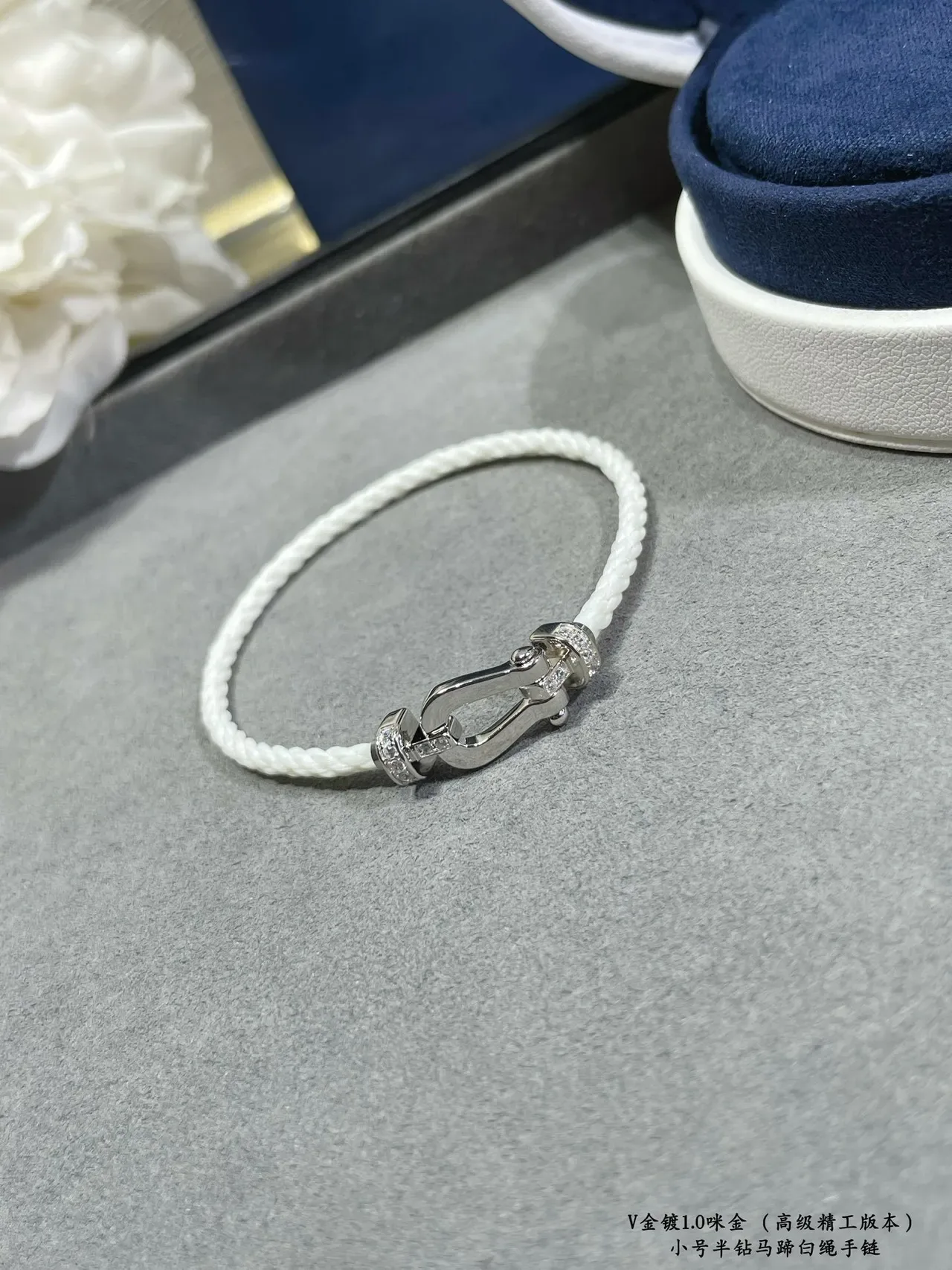 Bracelete de cordão de ouro branco com fecho em forma de ferradura 6