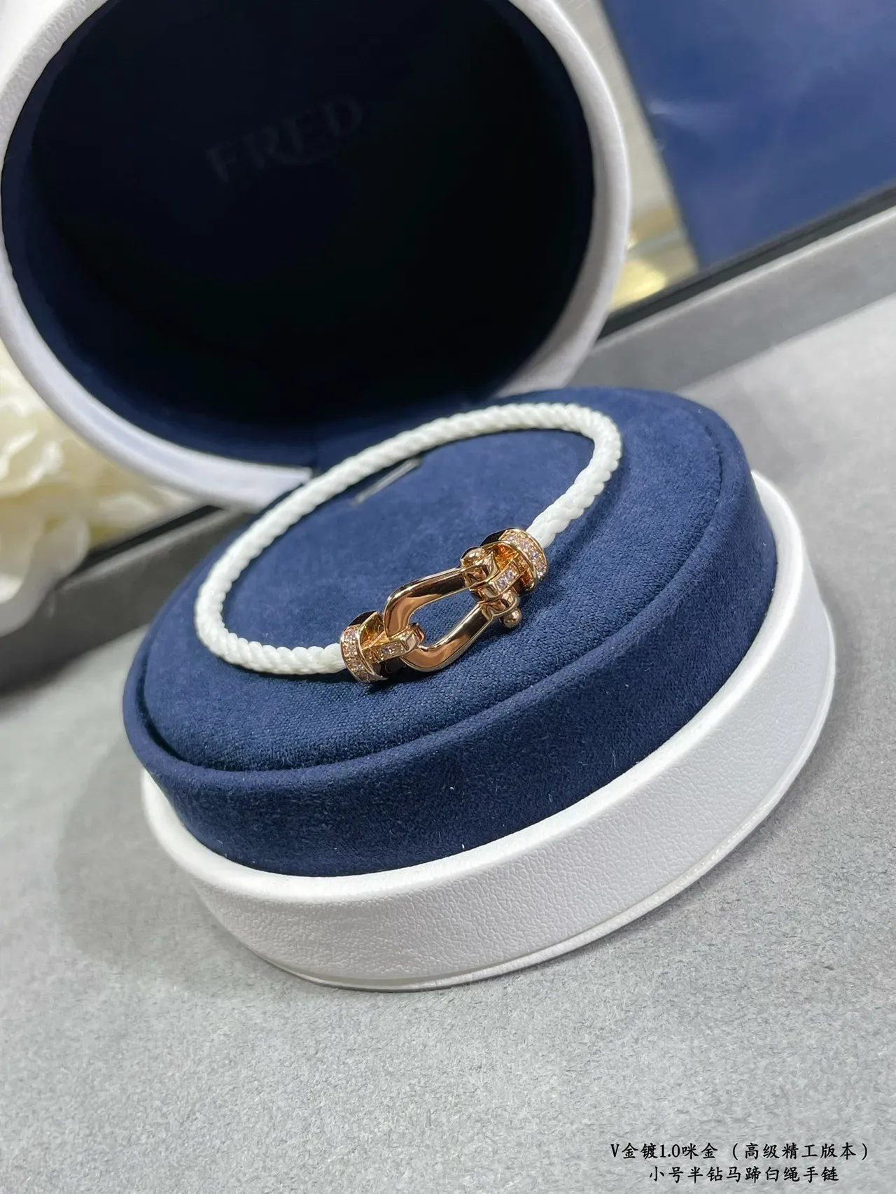 Bracelete de cordão de ouro branco com fecho em forma de ferradura 7