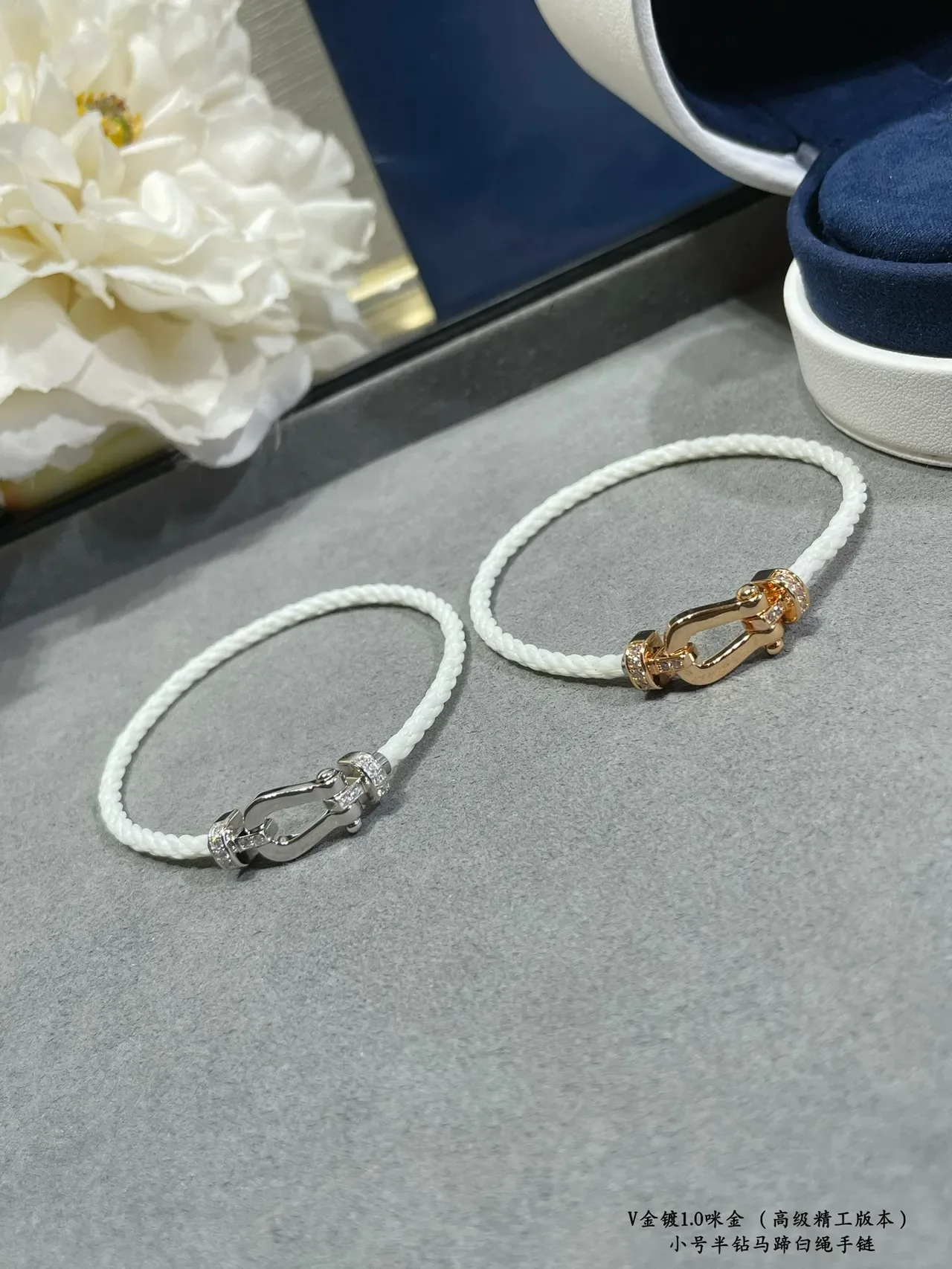 Bracelete de cordão de ouro branco com fecho em forma de ferradura 9