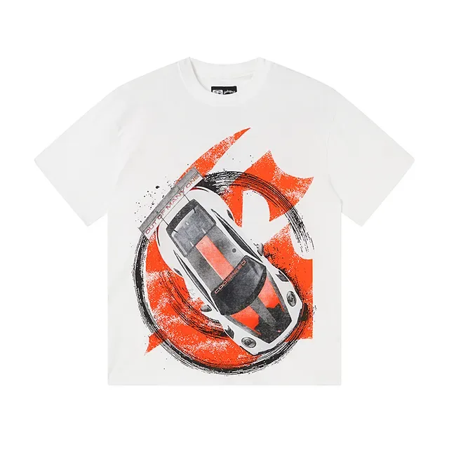 Camiseta blanca con estampado gráfico de coche de carreras 2