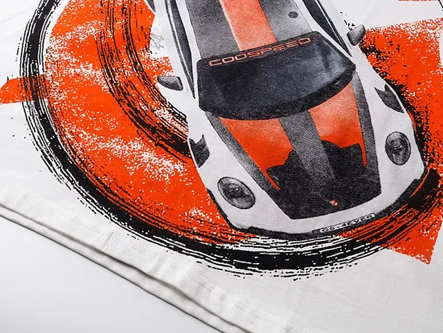 Camiseta blanca con estampado gráfico de coche de carreras 5