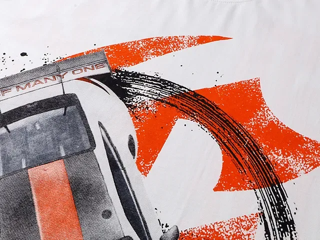 Camiseta blanca con estampado gráfico de coche de carreras 6