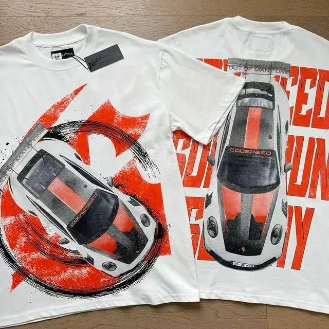 Camiseta blanca con estampado gráfico de coche de carreras 8