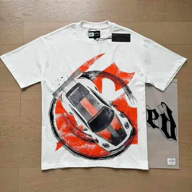 Camiseta blanca con estampado gráfico de coche de carreras 10