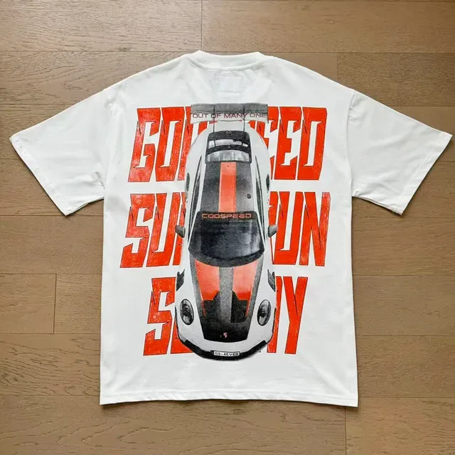Camiseta blanca con estampado gráfico de coche de carreras 11