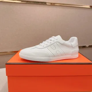 Zapatilla lifestyle minimalista perforada blanca