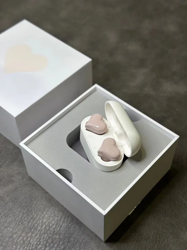 Blanc Rouge en forme de cœur Finition brillante TWS Écouteurs 22