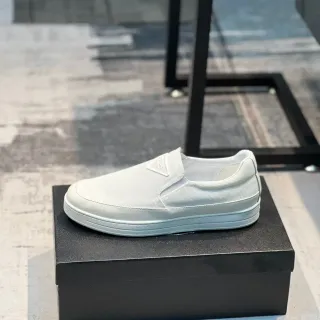 Sapato casual de tecido branco sem cadarço