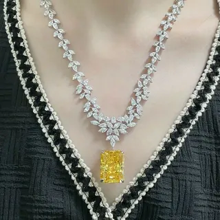 Collier en argent avec chaîne à motif feuille, gemme rectangulaire de coupe radiant en jaune