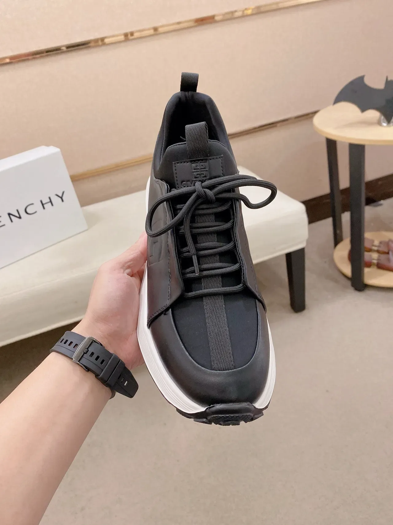 Givenchy Spectre Noir et Blanc Lifestyle Sneakers 3