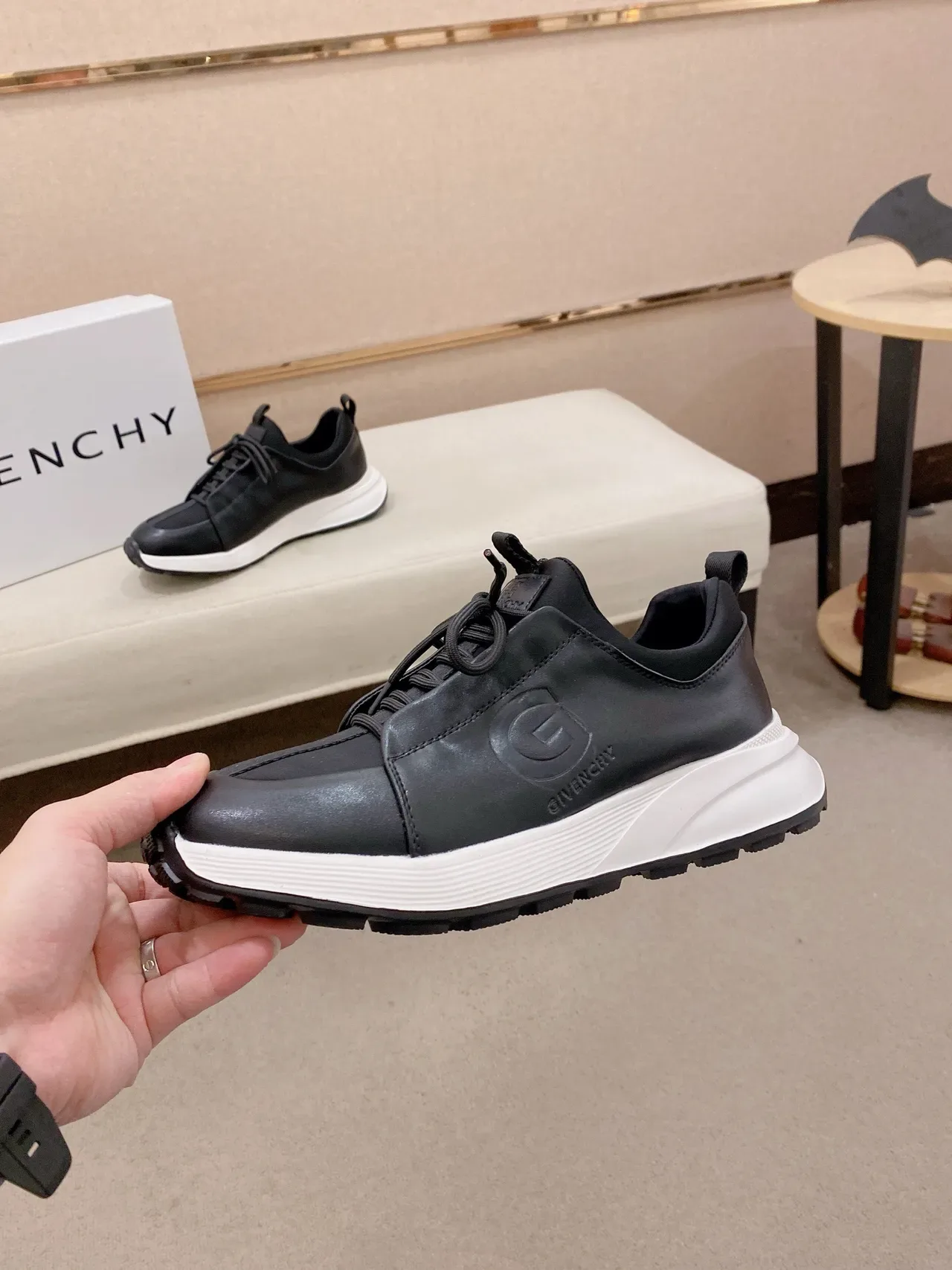 Givenchy Spectre Noir et Blanc Lifestyle Sneakers 4