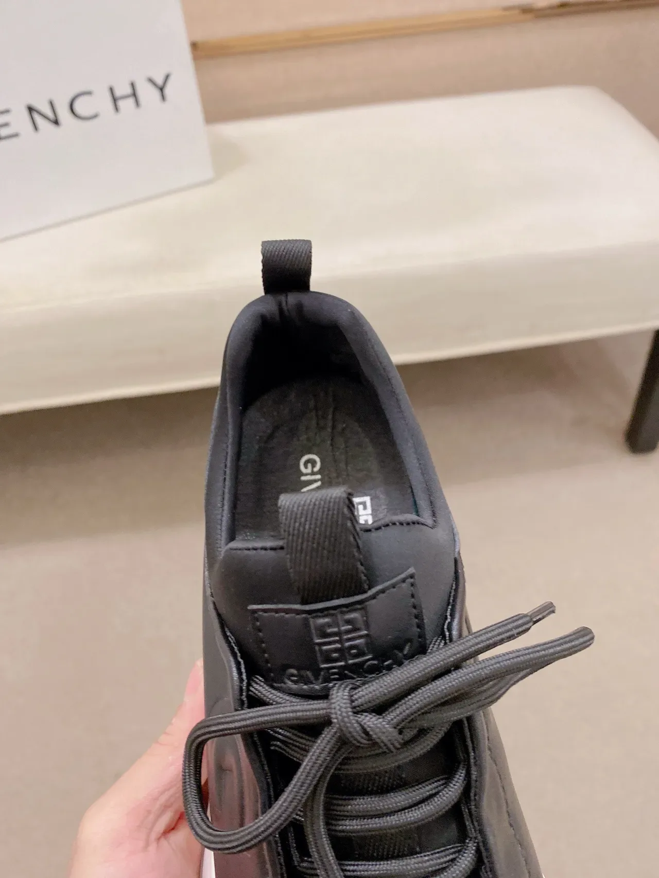 Givenchy Spectre Noir et Blanc Lifestyle Sneakers 7