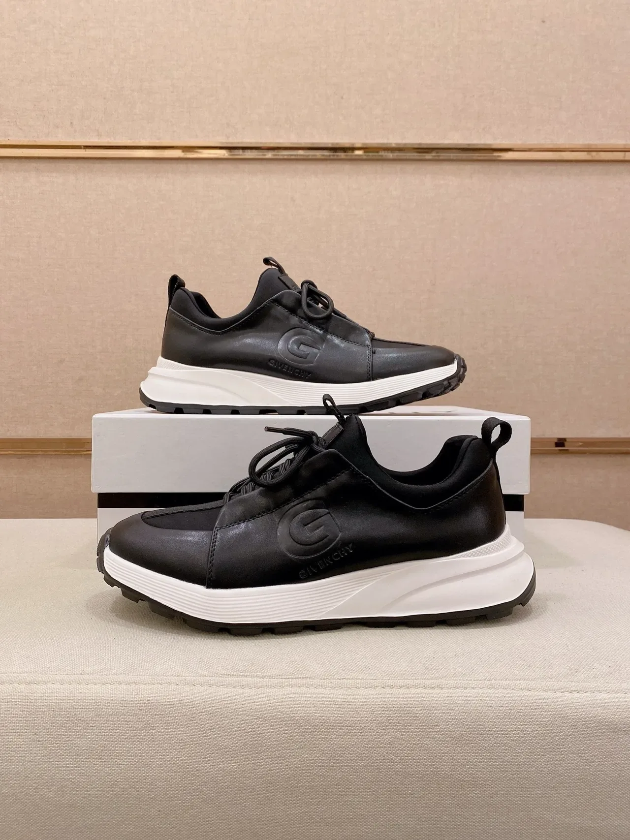 Givenchy Spectre Noir et Blanc Lifestyle Sneakers 8