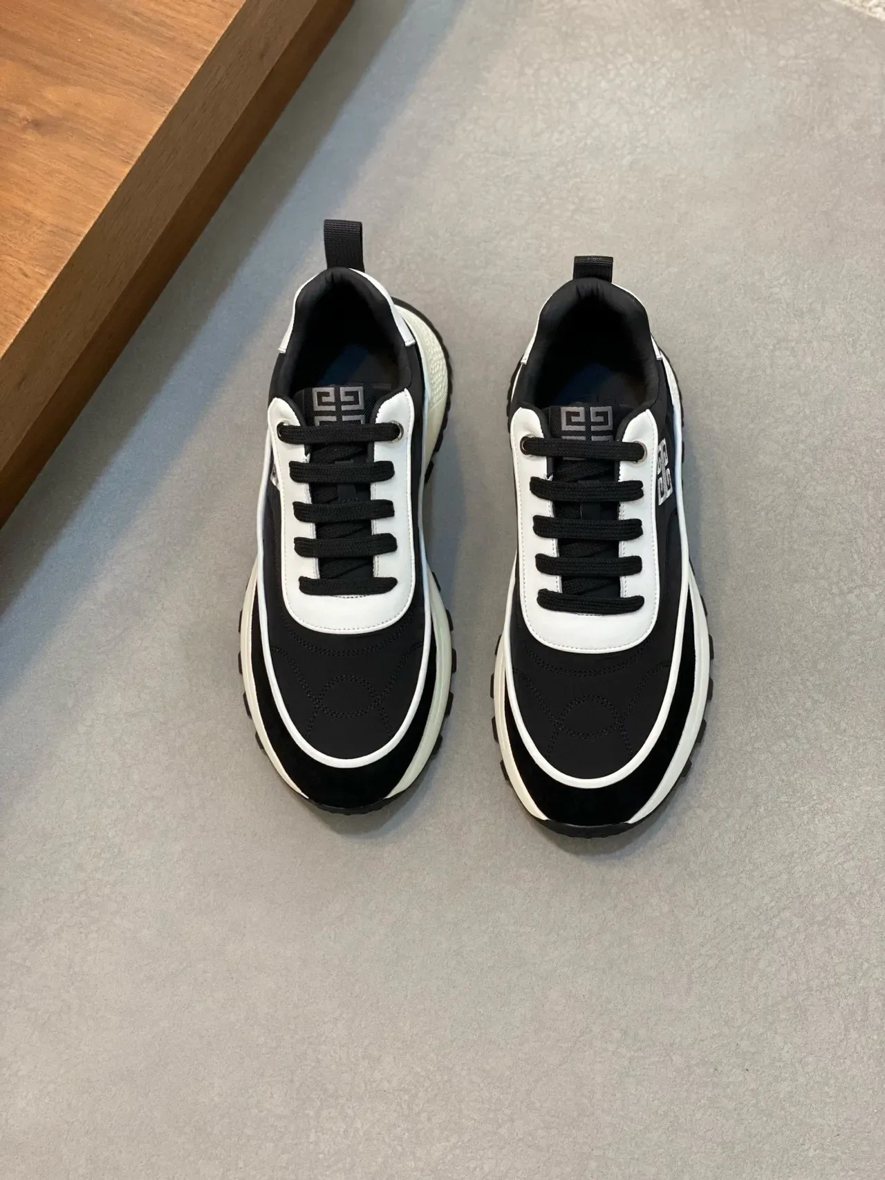 Givenchy Track Trainer काला और सफेद लाइफस्टाइल स्नीकर 2