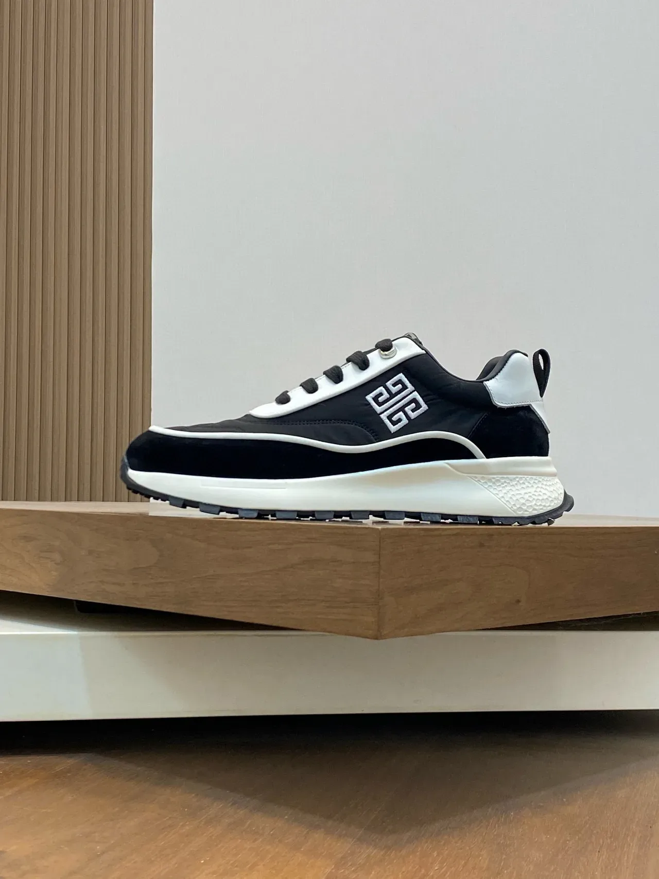 Givenchy Track Trainer काला और सफेद लाइफस्टाइल स्नीकर 3