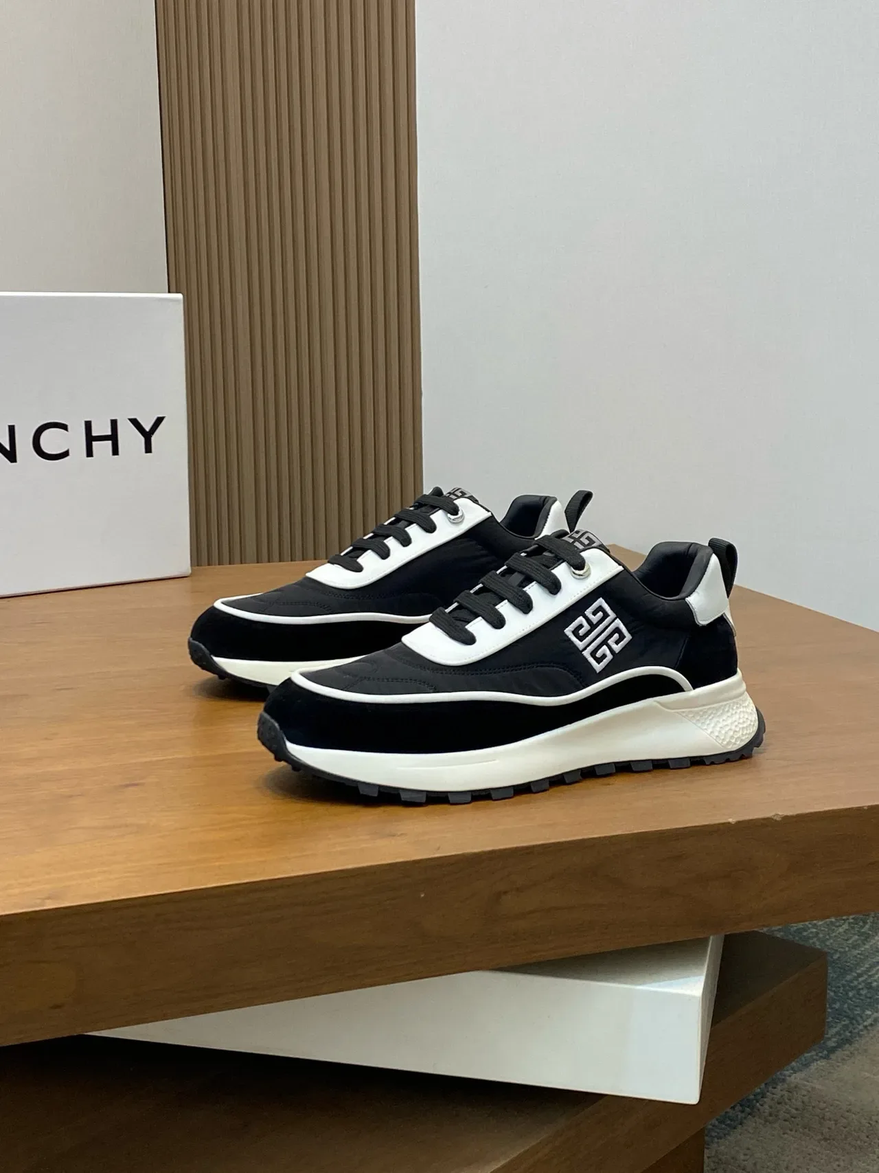 Givenchy Track Trainer काला और सफेद लाइफस्टाइल स्नीकर 4