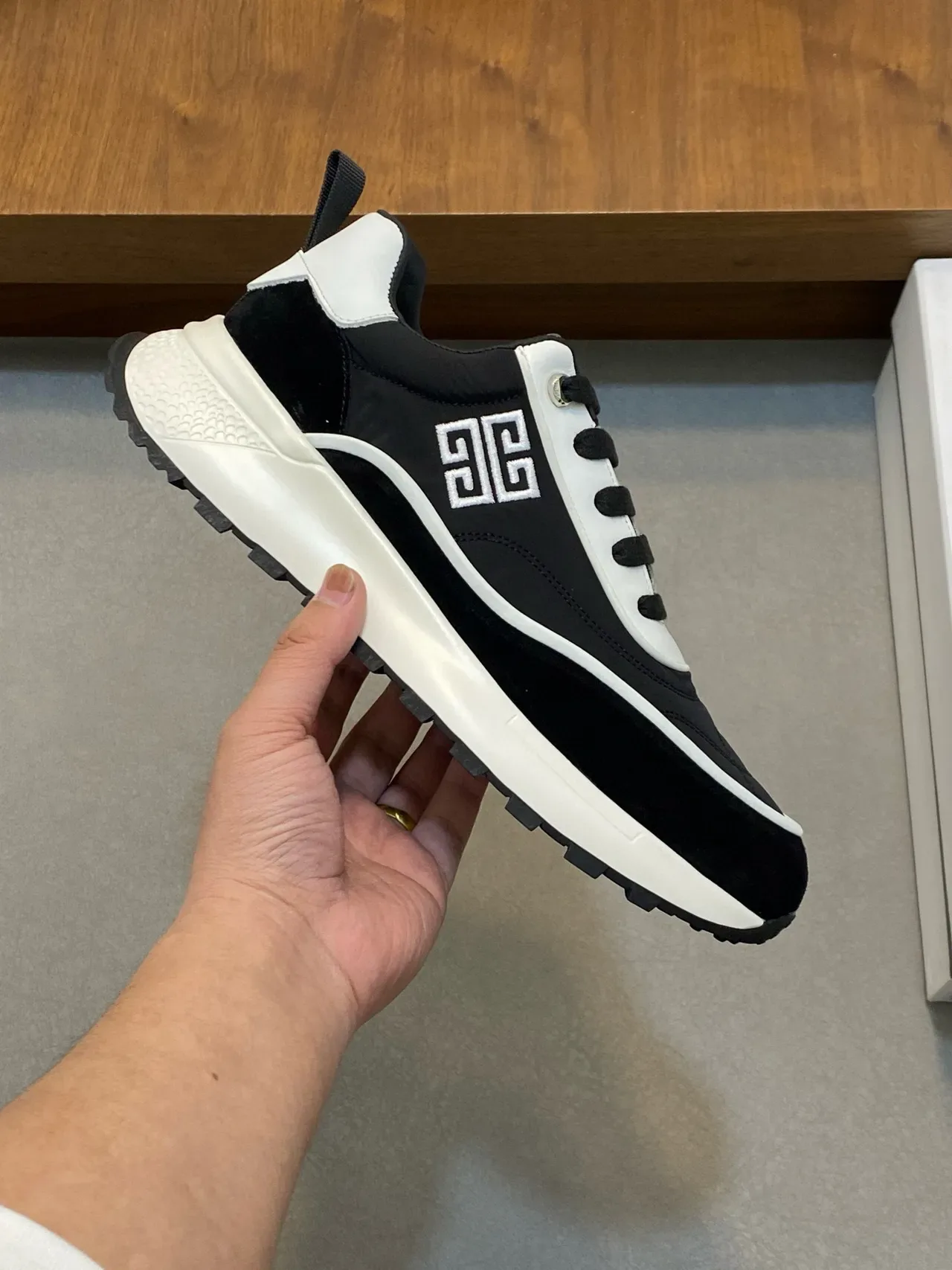 Givenchy Track Trainer काला और सफेद लाइफस्टाइल स्नीकर 5