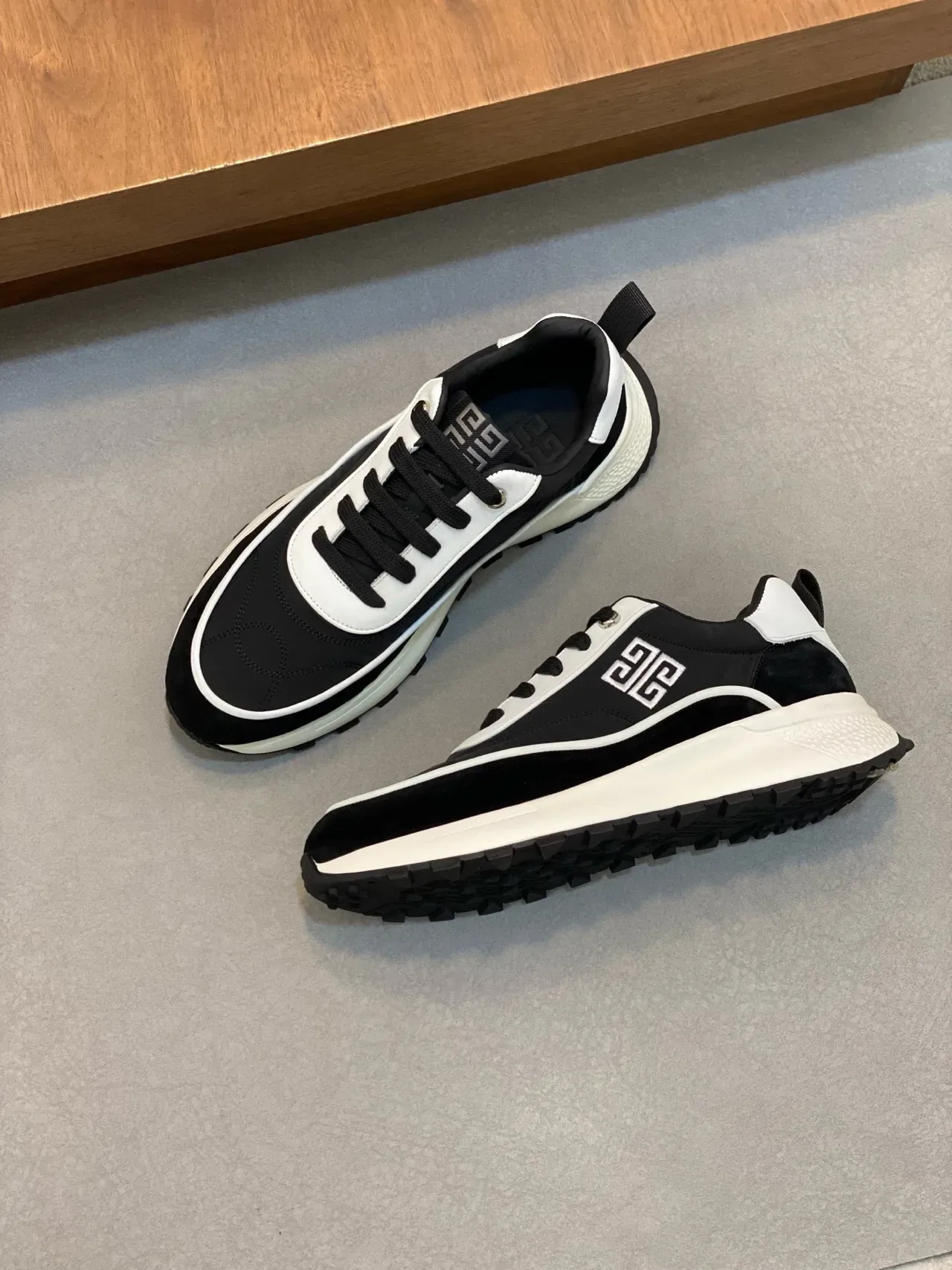 Givenchy Track Trainer काला और सफेद लाइफस्टाइल स्नीकर 6