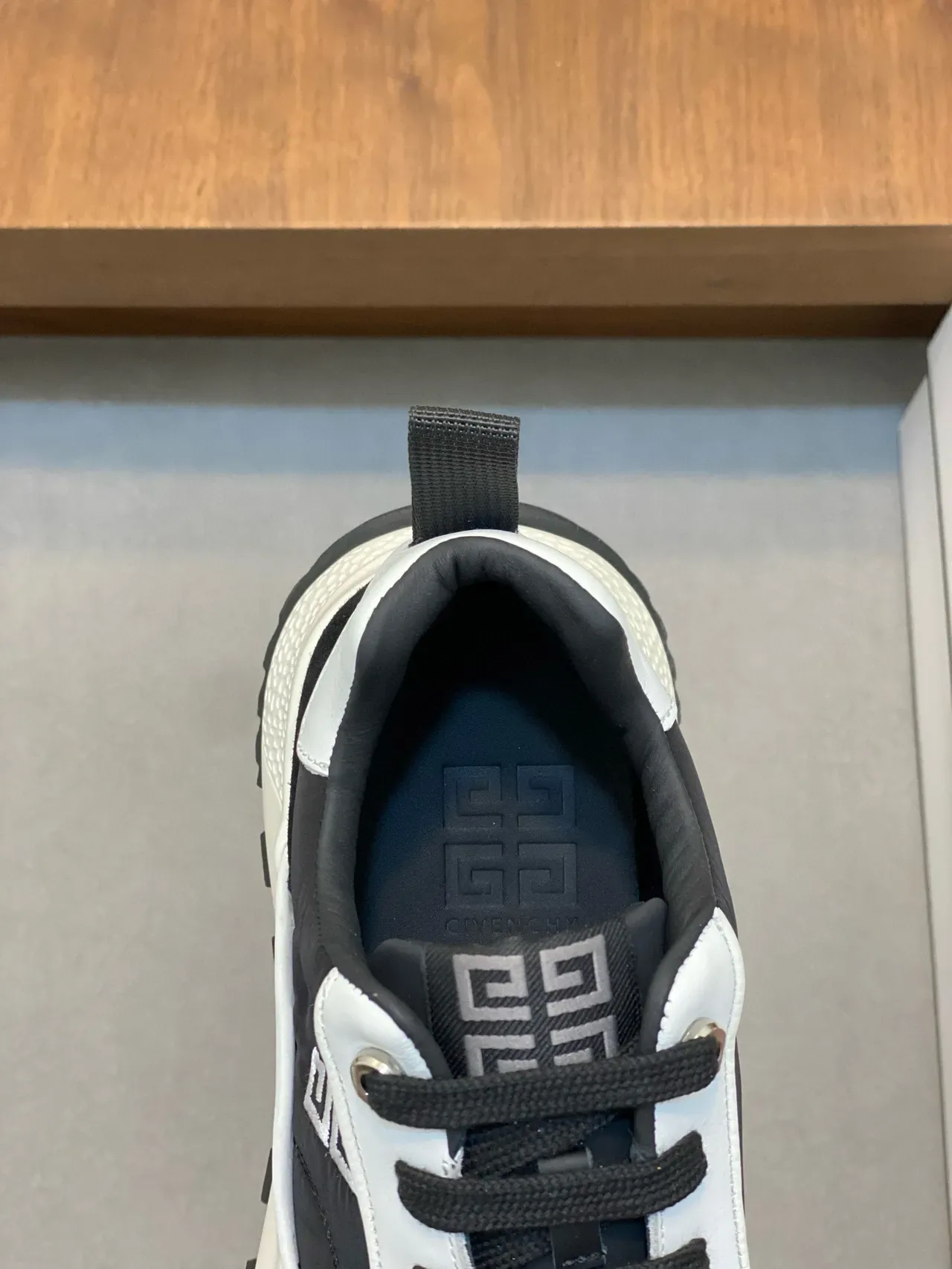 Givenchy Track Trainer काला और सफेद लाइफस्टाइल स्नीकर 7