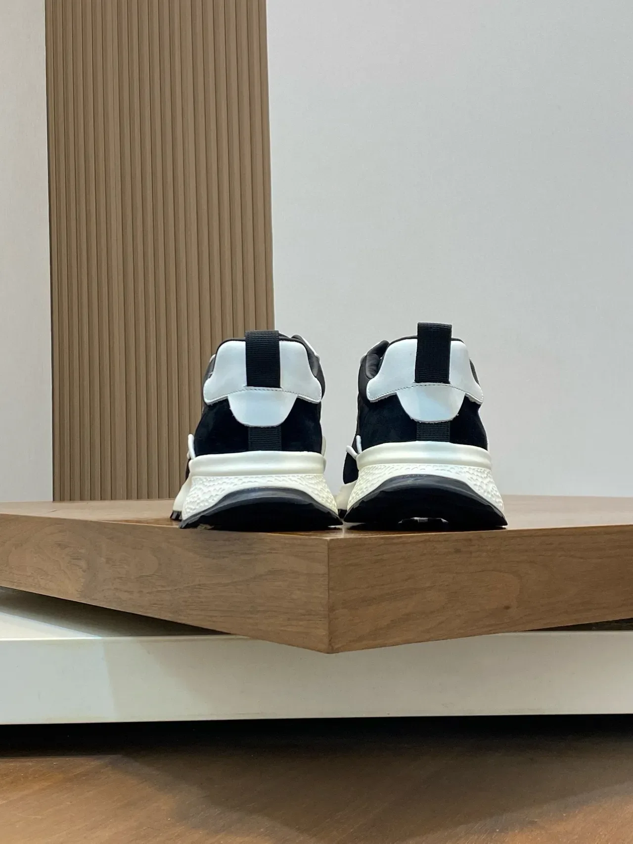 Givenchy Track Trainer काला और सफेद लाइफस्टाइल स्नीकर 8