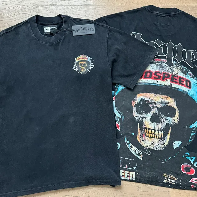 Camiseta preta Godspeed com estampa de capacete de caveira 4