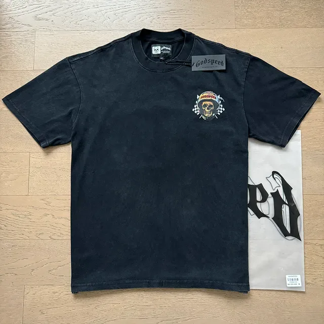 Camiseta preta Godspeed com estampa de capacete de caveira 6