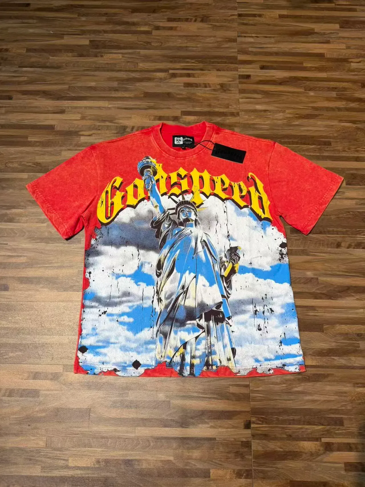 Camiseta roja Godspeed con estampado gráfico de la Estatua de la Libertad 2
