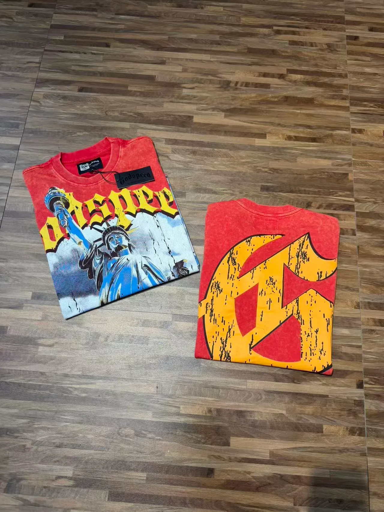 Camiseta roja Godspeed con estampado gráfico de la Estatua de la Libertad 4