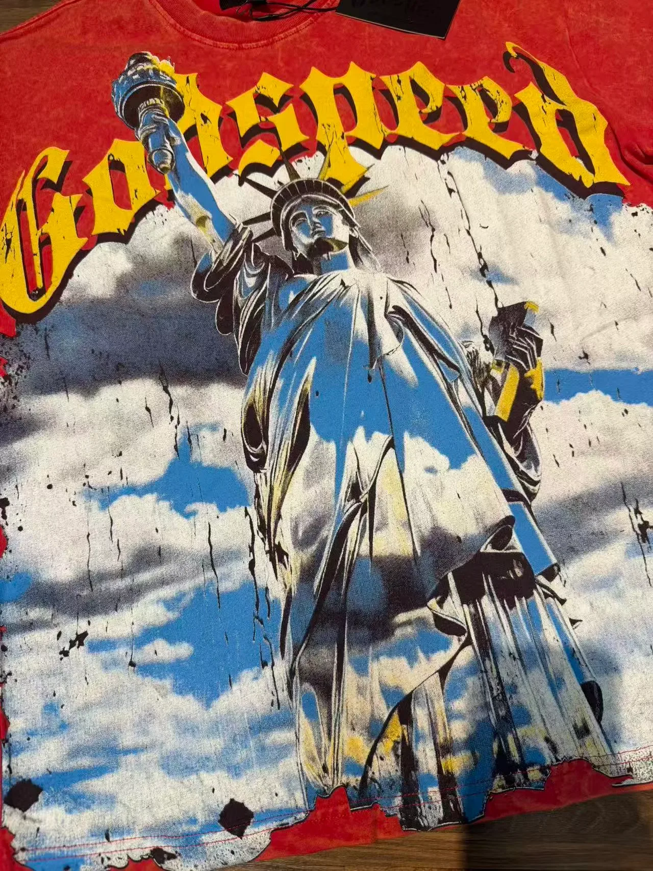 Camiseta roja Godspeed con estampado gráfico de la Estatua de la Libertad 5