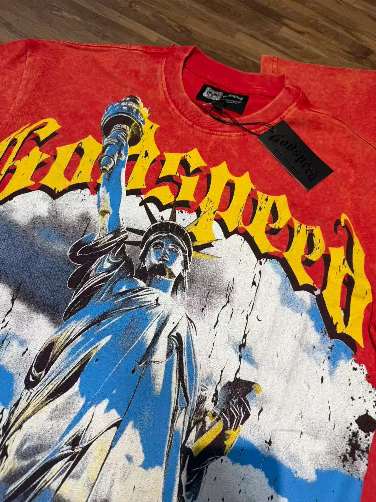 Camiseta roja Godspeed con estampado gráfico de la Estatua de la Libertad 6