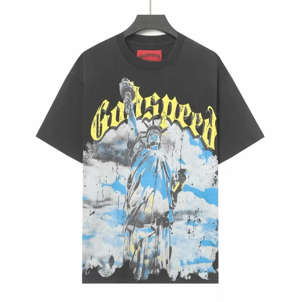 Camiseta roja Godspeed con estampado gráfico de la Estatua de la Libertad 9