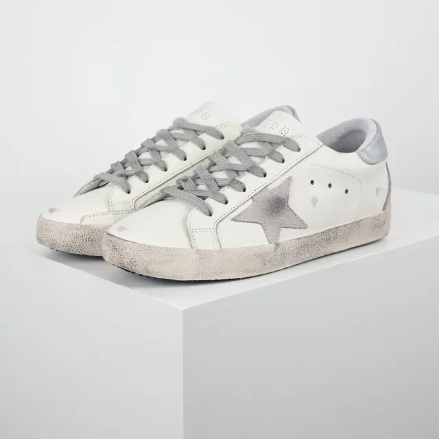 Golden Goose Superstar সাদা ও রূপালী distressed লाइফস্টাইল स्निकार 2