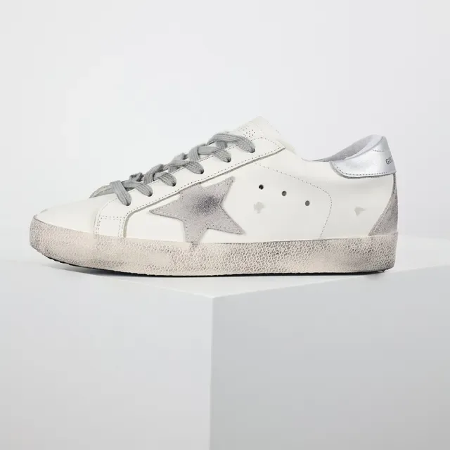 Golden Goose Superstar সাদা ও রূপালী distressed লाइফস্টাইল स्निकार 9