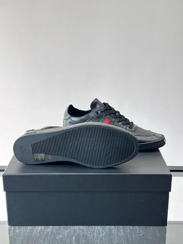 Gucci Ace Sneakers جلد أسود نسيج ويب شريط أسلوب حياة 2