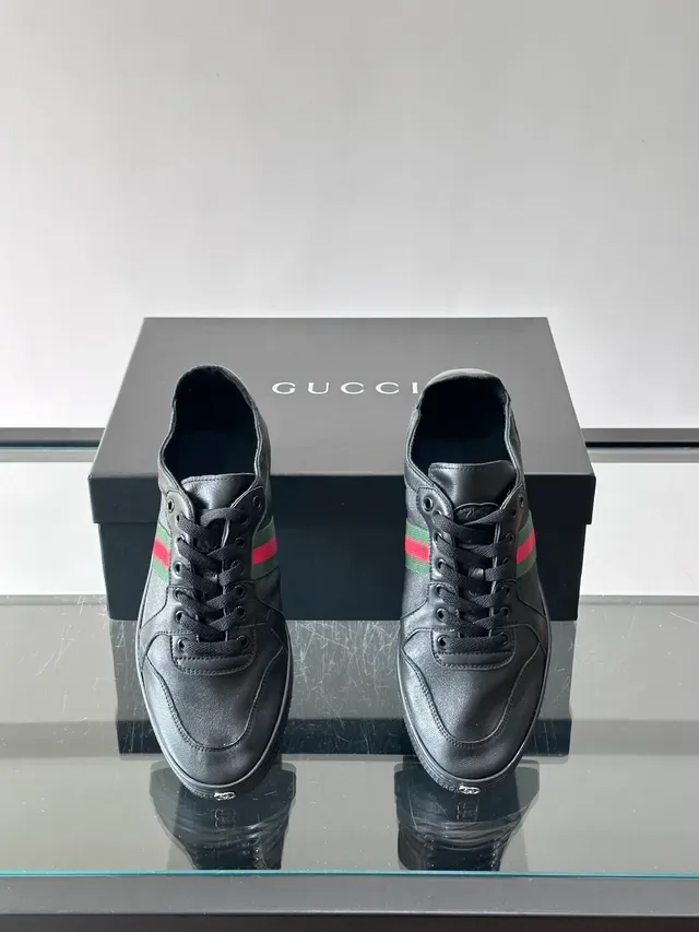 Gucci Ace Sneakers جلد أسود نسيج ويب شريط أسلوب حياة 4