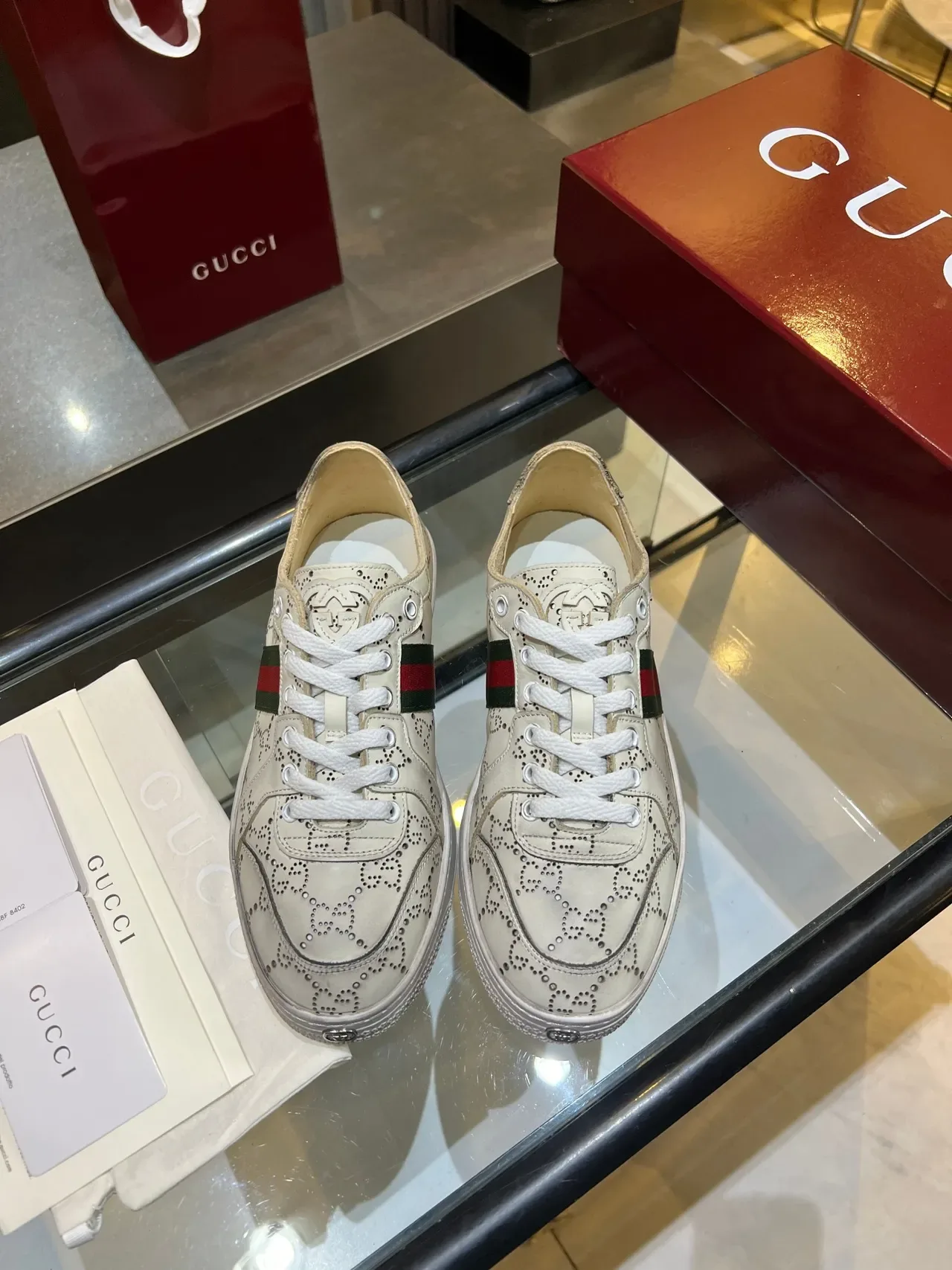 Gucci Ace 穿孔 GG Monogram Web Stripe 生活方式运动鞋 2