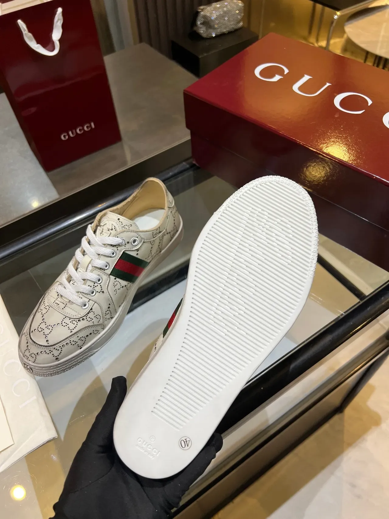 Gucci Ace 穿孔 GG Monogram Web Stripe 生活方式运动鞋 3