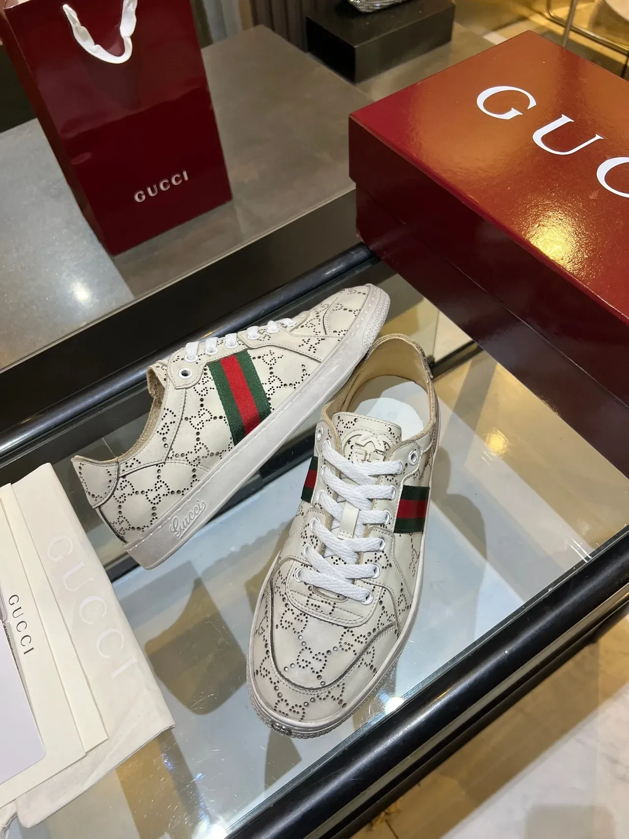 Gucci Ace 穿孔 GG Monogram Web Stripe 生活方式运动鞋 4