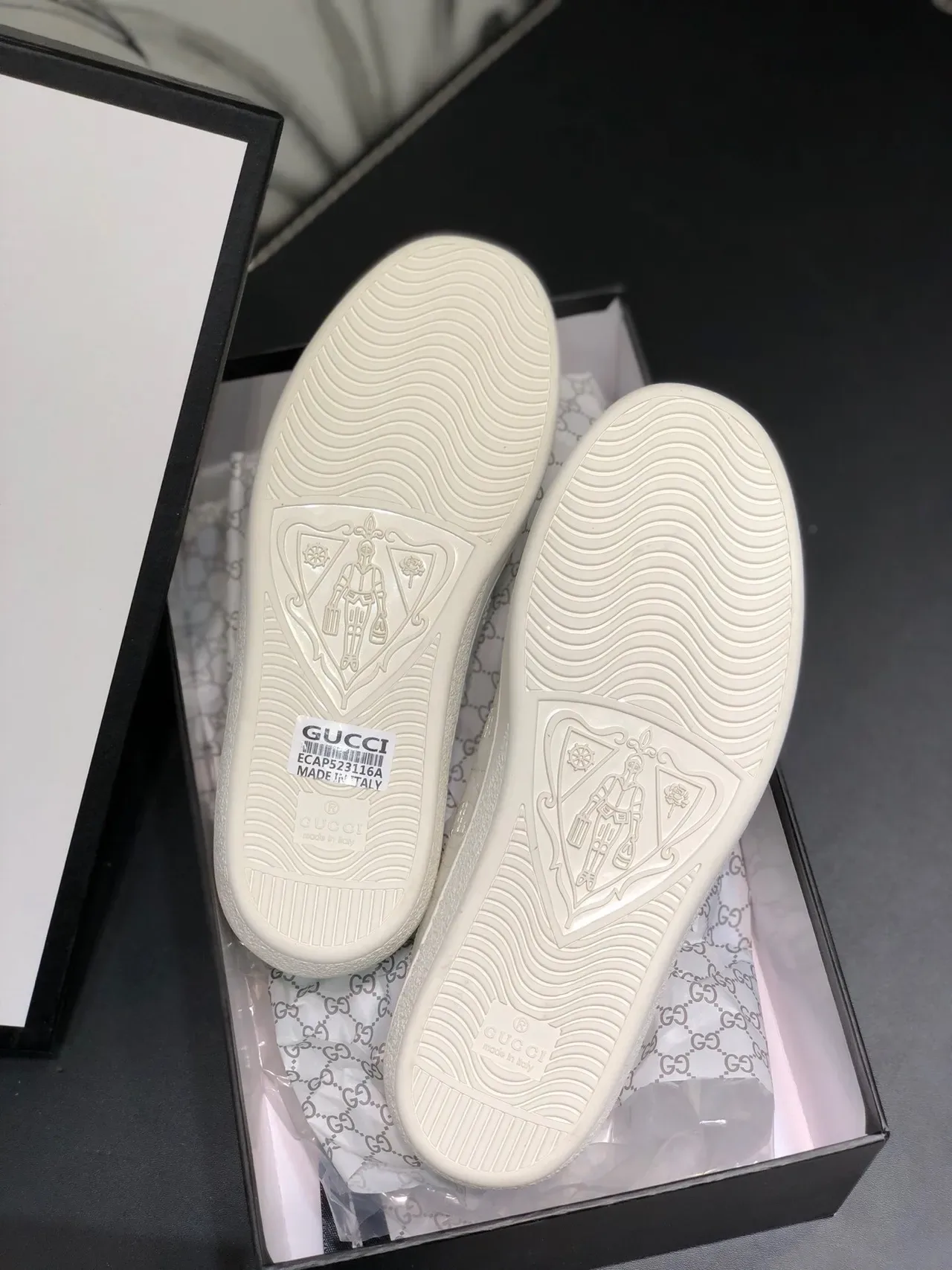 Gucci Ace সাদা ও সবুজ সেলাই মনোগ্রাম লাইফস্টাইল স্নিকার 2