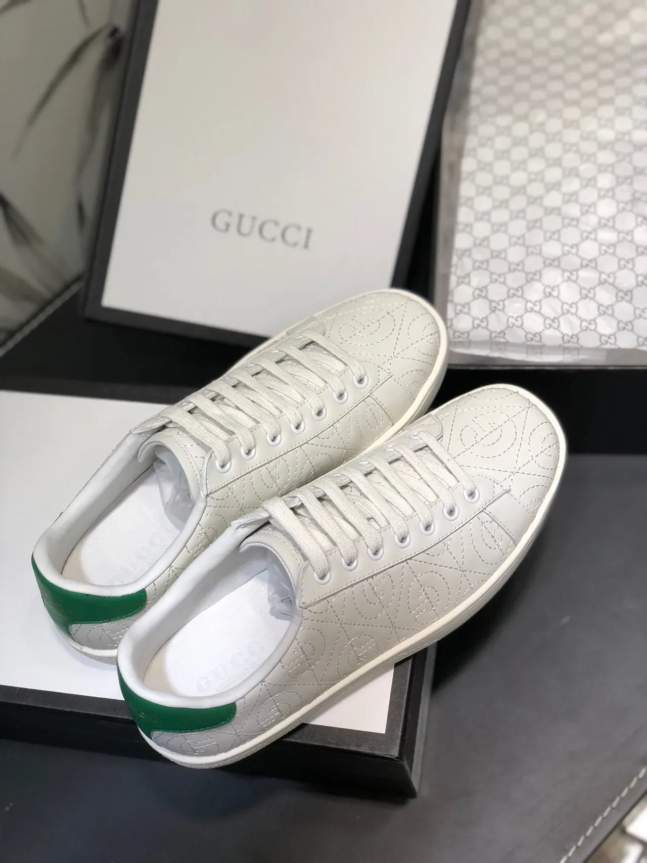Gucci Ace সাদা ও সবুজ সেলাই মনোগ্রাম লাইফস্টাইল স্নিকার 7